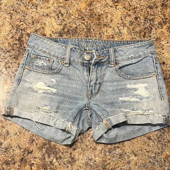 American Eagle low/mid rise jean shorts. Size 00. Great condition - Picture 1 of 2